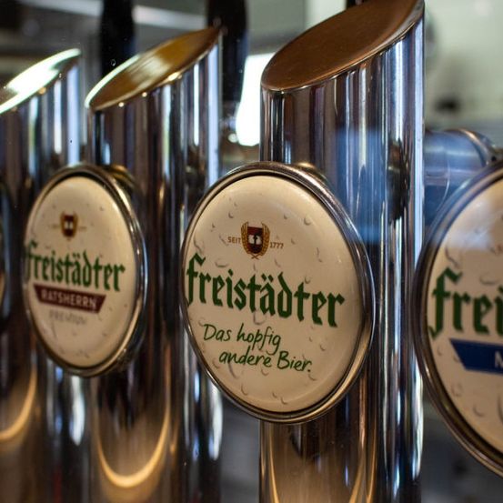 Bild enthält, Architecture, Building, Factory, Alcohol, Beer, Beverage, Brewery, Pub, Lager, Bottle