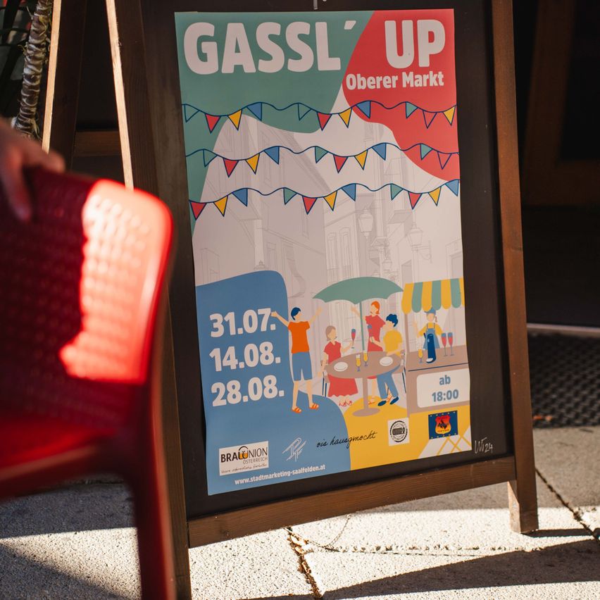 Ein Plakat für die 'Gassl' Up' Veranstaltung am Oberer Markt mit Datum und Uhrzeit sowie Illustrationen von Menschen und Essensständen.