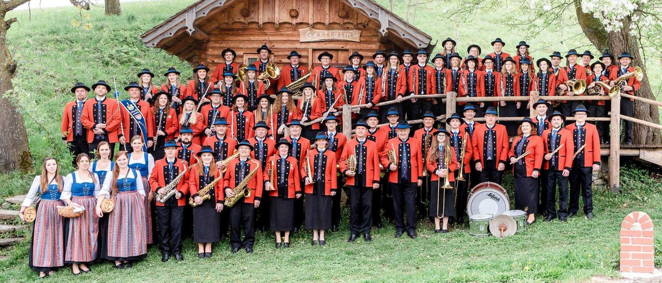 Bild enthält, People, Person, Group Performance, Music, Musical Instrument, Musician, Performer, Housing