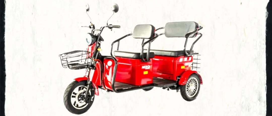 Das Elektro-Dreirad Nero City Taxi ist das perfekte Fahrzeug für umweltbewusste Mobilität in der Stadt. Ausgestattet mit einem kraftvollen 1000-Watt-Motor erreicht es eine Höchstgeschwindigkeit von 25 km/h und bietet eine Reichweite von bis zu 60 Kilometern. Die moderne Lithium-Ionen-Batterie lädt in nur 4-6 Stunden. Mit Platz für zwei Passagiere und einer robusten Konstruktion bietet das Nero City Taxi zuverlässige Mobilität.