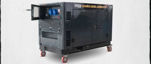 Ein Bild eines Nero SG-12000I Dieselgenerators mit Spezifikationen wie Maximalleistung, Dauerleistung, Anschlüssen, automatischem Spannungsregler und elektrischem Starter mit Schlüssel.