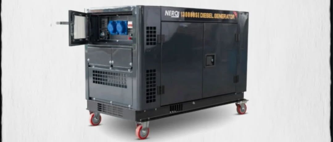 Ein Bild eines Nero SG-12000I Dieselgenerators mit Spezifikationen wie Maximalleistung, Dauerleistung, Anschlüssen, automatischem Spannungsregler und elektrischem Starter mit Schlüssel.