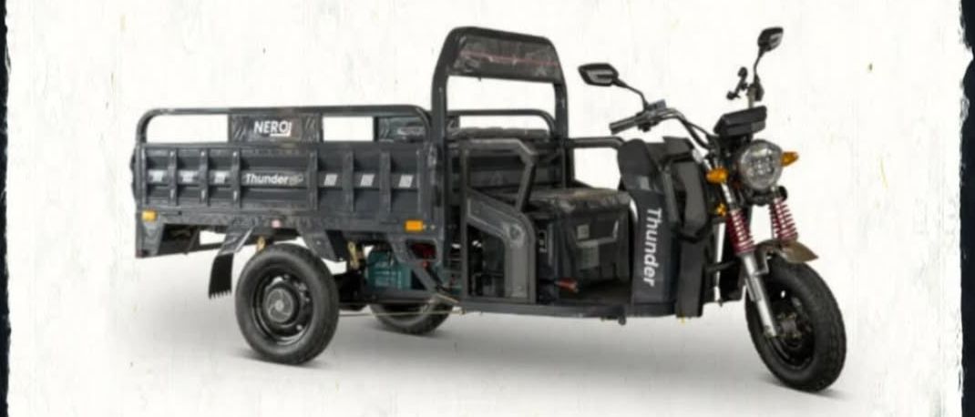 Das Elektro-Lastendreirad Nero PRO ist die leistungsstarke Version des Nero Thunders, ausgestattet mit einem 1.500W Motor und einer Höchstgeschwindigkeit von 45 km/h. Ideal für längere Strecken bietet es eine Reichweite von 50-80 km bei einer Ladezeit von 6-8 Stunden. Die klappbare Ladefläche trägt bis zu 500 kg, und große Luftreifen sowie eine Scheibenbremse vorne sorgen für optimale Sicherheit. Das Fahrzeug erfordert einen Führerschein.