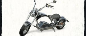 Der Nero Phoenix PRO ist ein leistungsstarker Elektro-Chopper, der Stil und umweltfreundliche Technologie perfekt vereint. Mit einem 4.000-Watt-Motor erreicht er bis zu 80 km/h und bietet eine beeindruckende Reichweite von bis zu 140 km dank des 40Ah Samsung-Lithium-Akkus. Hydraulische Scheibenbremsen und eine elektronische Motorbremse garantieren maximale Sicherheit, während die robuste Bauweise Steigungen bis zu 30° ermöglicht.