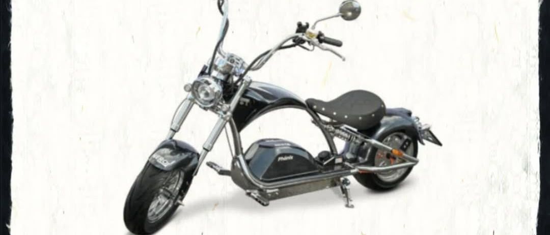 Der Nero Phoenix PRO ist ein leistungsstarker Elektro-Chopper, der Stil und umweltfreundliche Technologie perfekt vereint. Mit einem 4.000-Watt-Motor erreicht er bis zu 80 km/h und bietet eine beeindruckende Reichweite von bis zu 140 km dank des 40Ah Samsung-Lithium-Akkus. Hydraulische Scheibenbremsen und eine elektronische Motorbremse garantieren maximale Sicherheit, während die robuste Bauweise Steigungen bis zu 30° ermöglicht.