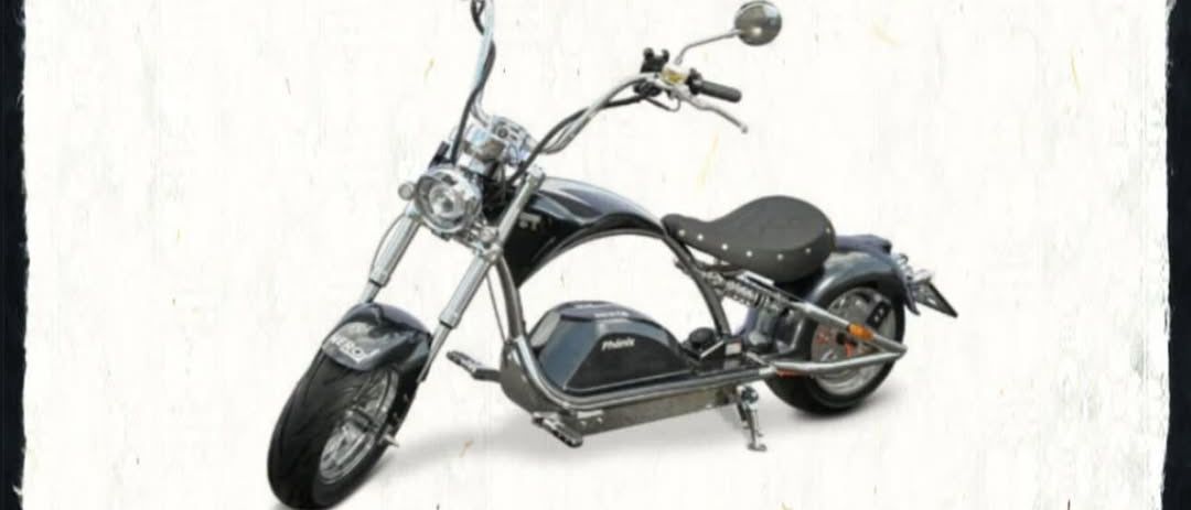 Der Nero Phoenix PRO ist ein leistungsstarker Elektro-Chopper, der Stil und umweltfreundliche Technologie perfekt vereint. Mit einem 4.000-Watt-Motor erreicht er bis zu 80 km/h und bietet eine beeindruckende Reichweite von bis zu 140 km dank des 40Ah Samsung-Lithium-Akkus. Hydraulische Scheibenbremsen und eine elektronische Motorbremse garantieren maximale Sicherheit, während die robuste Bauweise Steigungen bis zu 30° ermöglicht.