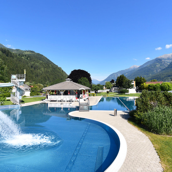Bild enthält, Building, Hotel, Resort, Nature, Outdoors, Scenery, Pool, Swimming Pool, Water, Bench