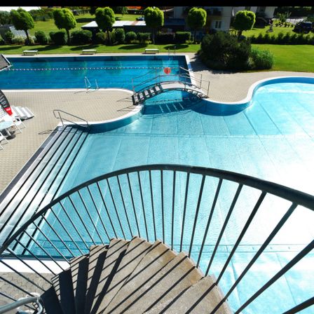 Bild enthält, Pool, Water, Swimming Pool, Building, Hotel, Resort, Outdoors, Aerial View, Person, Housing
