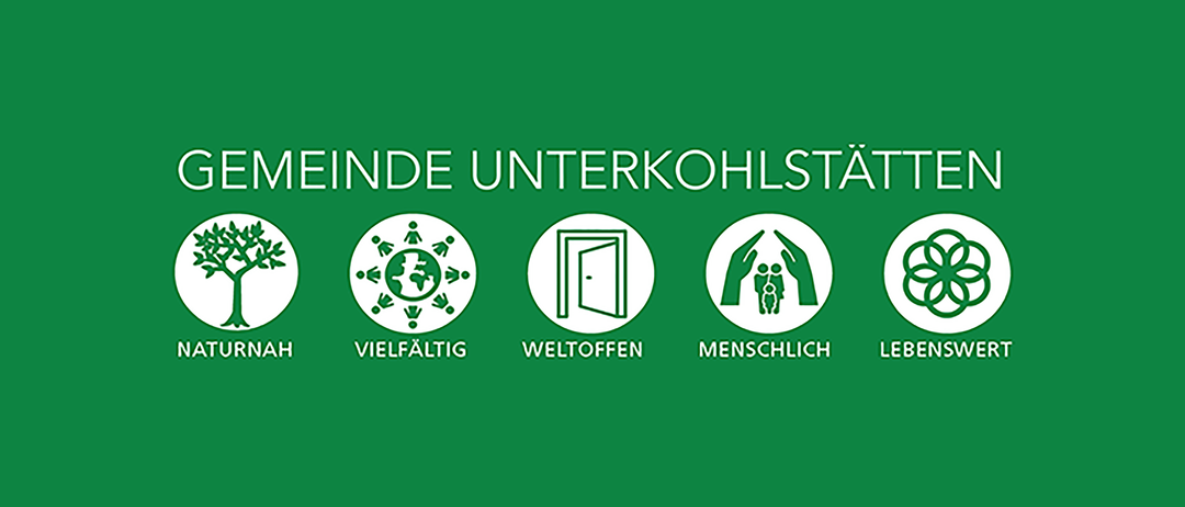 Ein grüner Banner mit drei Symbolen und dem Text 'NDE UNTERKOHLSTA'. Die Symbole sind eine Gruppe von Menschen, eine offene Tür und Hände, die eine Familie halten. Unter den Symbolen stehen die Wörter 'VIELFÄLTIG', 'WELTOFEN' und 'MENSCHLICH'.
