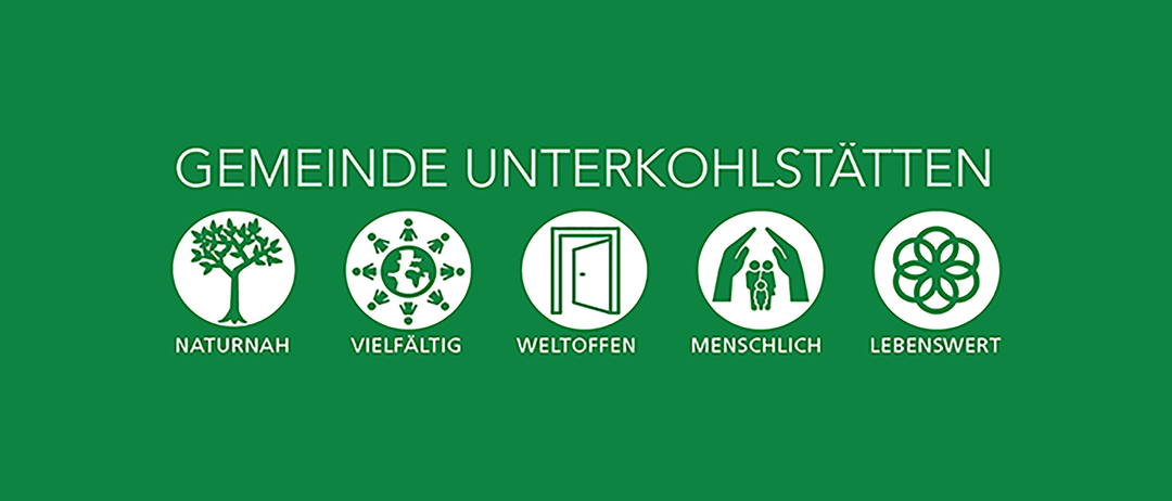 Ein grünes Poster mit weißen Symbolen und Text, der 'nde unterkohlsta' lautet. Darunter befinden sich drei Symbole, die jeweils ein anderes Konzept darstellen: Vielfalt, Offenheit und Menschlichkeit.