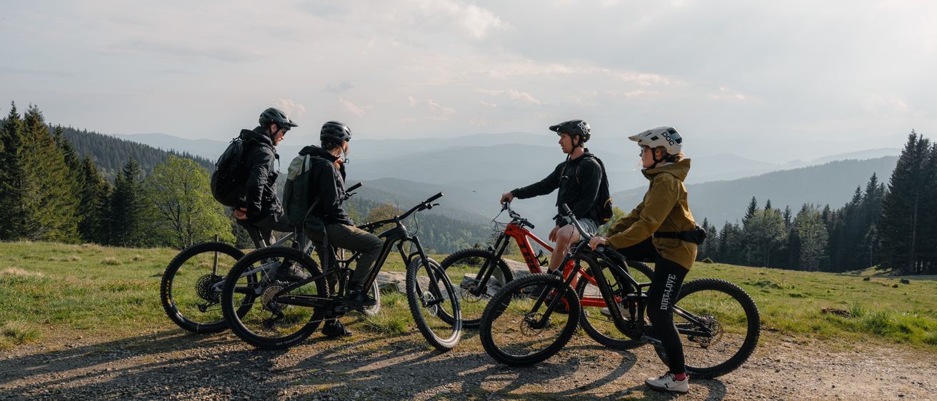 Bild enthält, Bicycle, Vehicle, Wheel, Person, Adult, Male, Man, Helmet, Cycling, Shoe