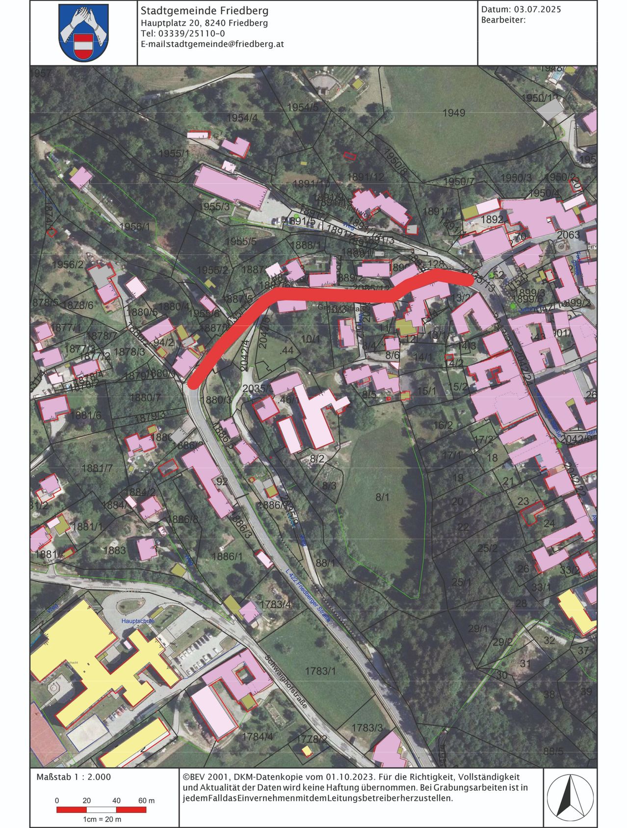 Eine Karte zeigt eine Stadt mit verschiedenen Gebäuden, Grundstücken und Straßen, einschließlich einer rot markierten Route und verschiedenfarbigen Bereichen, die verschiedene Zonen oder Eigentumsarten anzeigen.
