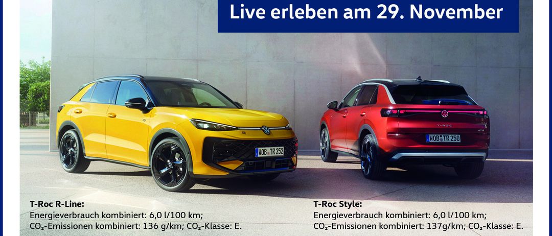 Zwei Volkswagen T-Roc SUVs, einer gelb und einer rot, vor einer Wand. Der gelbe SUV zeigt Kraftstoffverbrauch und CO2-Emissionen. Feiern Sie mit uns am 29.11.2025 mit einer VW Currywurst. Konfigurieren Sie Ihr Wunschfahrzeug.