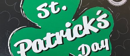 Plakat für St. Patrick's Day 2026 am Samstag, 14. März um 19:00. Zeigt ein grünes Kleeblatt mit Text und einem Glas Whiskey. Freier Eintritt, Barzahlung. Live-Musik mit OroPax. Irische Getränke und Speisen.