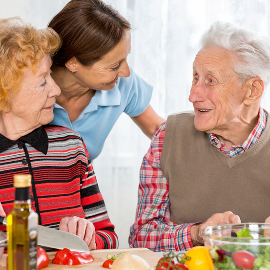 Bild enthält, Adult, Female, Person, Woman, Face, Head, Happy, People, Laughing, Eating