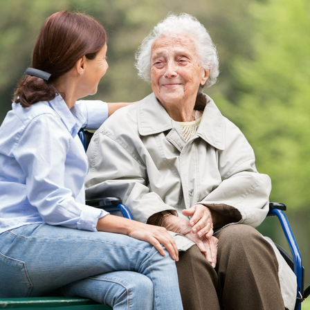 Bild enthält, Adult, Female, Person, Woman, Sitting, Jeans, Bench, Face, Head, Happy