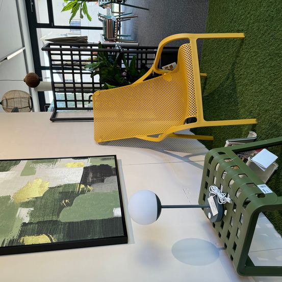 Bild enthält, Floor, Play Area, Staircase, Flooring, Furniture, Table, Interior Design, Monitor, Outdoors, Basketball (Ball)