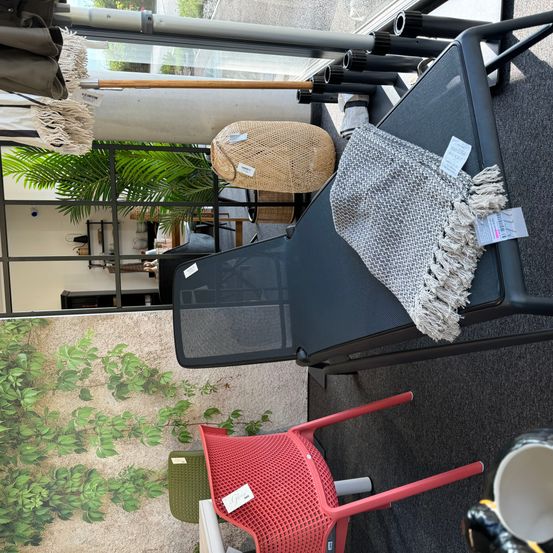 Bild enthält, Furniture, Indoors, Interior Design, Architecture, Balcony, Building, Housing, Patio, Car, Vehicle