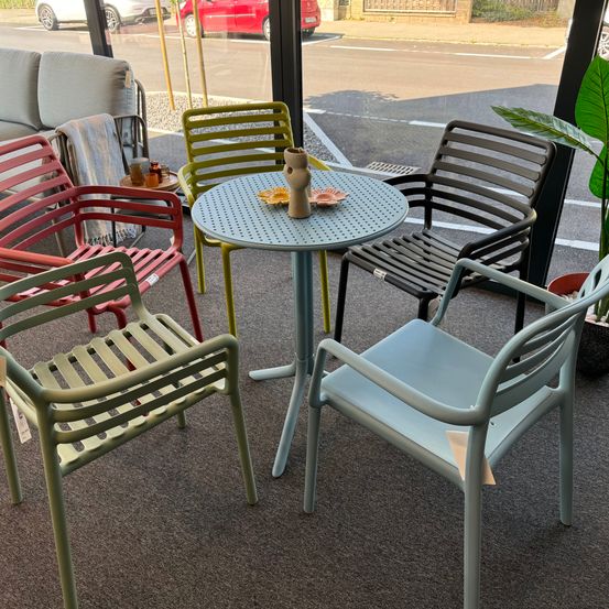 Bild enthält, Furniture, Table, Tabletop, Plant, Chair, Lounge, Coffee Table, Car, Wheel, Interior Design