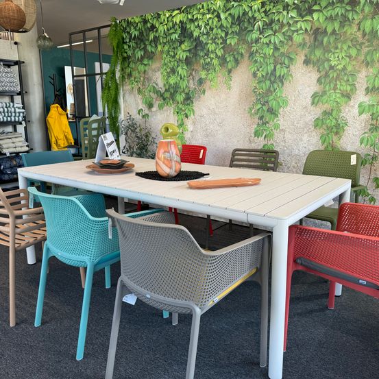 Bild enthält, Furniture, Table, Cafeteria, Restaurant, Tabletop, Dining Table, Interior Design, Cafe, Chair, Lounge