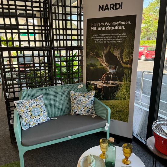 Bild enthält, Furniture, Table, Couch, Person, Car, Vehicle, Machine, Wheel, Cosmetics, Perfume