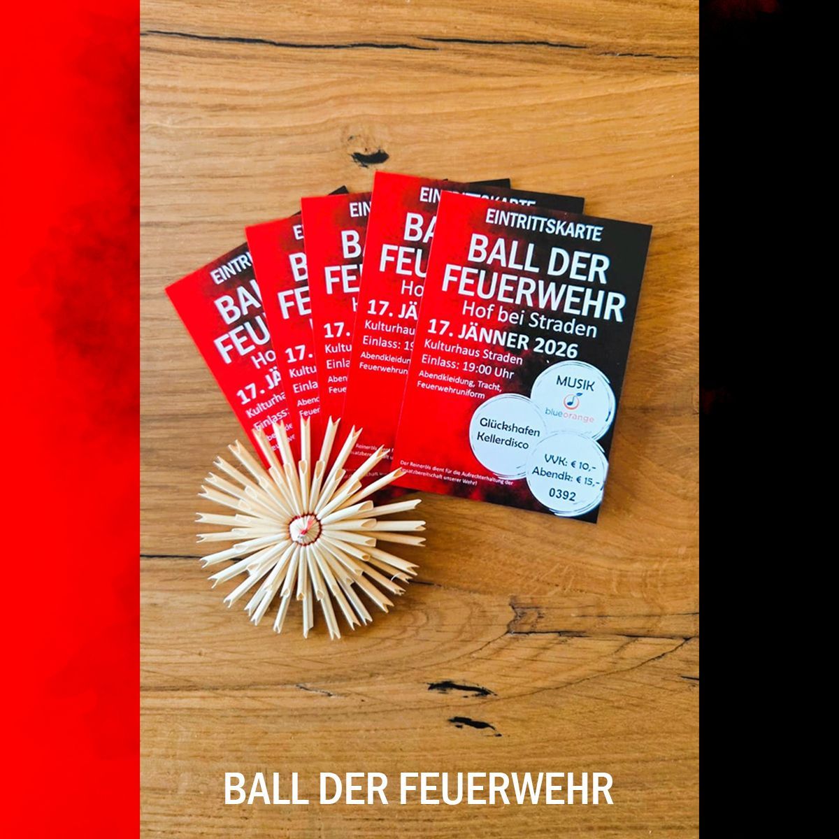 Rote Eintrittskarten für 'Ball der Feuerwehr' am 17. Januar 2026 liegen auf einer Holzoberfläche. Die Karten enthalten Informationen über Datum, Zeit und Veranstaltungsort des Events.