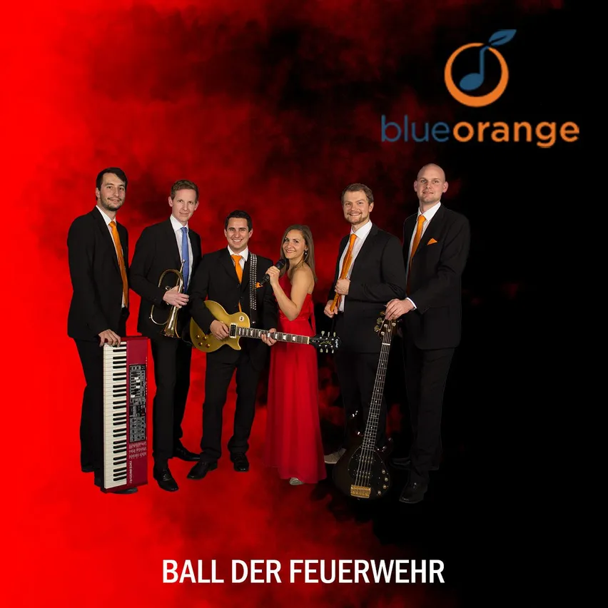 Eine Band namens Blue Orange posiert mit Instrumenten für ein Foto. Die Band hat einen roten und schwarzen Hintergrund. Der Text lautet Ball der Feuerwehr.