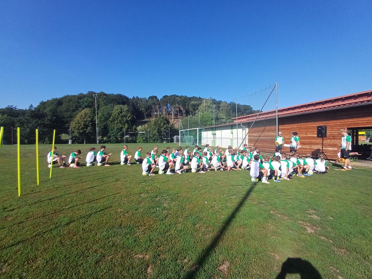 Fußballjugend im Trainingslager in St. Pölten sitzt auf dem Rasen