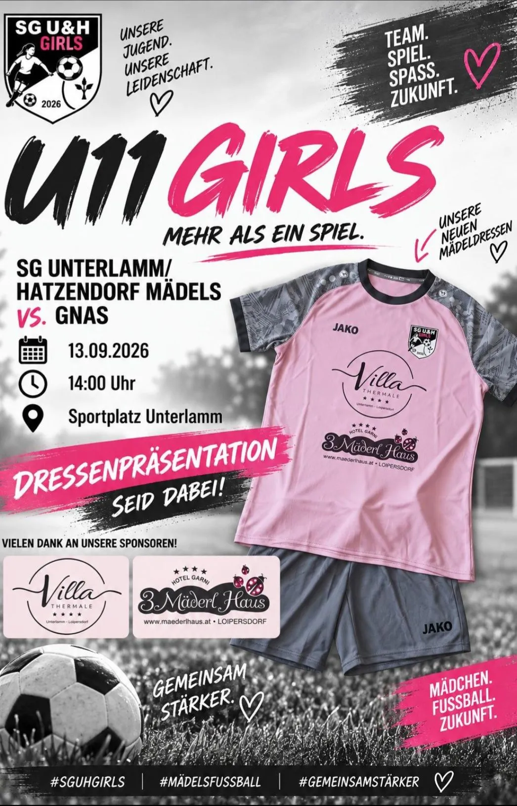 Plakat für das U11-Mädchen-Fußballspiel zwischen SG Unterlamm/Hatzendorf und Madls gegen Gnas am 13.09.2026 um 14:00 Uhr auf dem Sportplatz Unterlamm. Zeigt ein rosa Trikot und Shorts. Sponsoren sind Villa Thermale und 3 Madl Haus.
