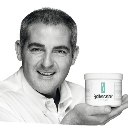 Bild enthält, Finger, Person, Face, Head, Smile, Adult, Male, Man, Portrait, Cup