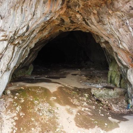 Bild enthält, Cave, Nature, Outdoors, Coast, Cove, Sea, Shoreline, Water, Shelter