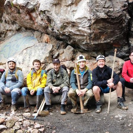 Bild enthält, Rock, Wilderness, Pants, Hiking, People, Photography, Portrait, Coat, Hat, Jacket