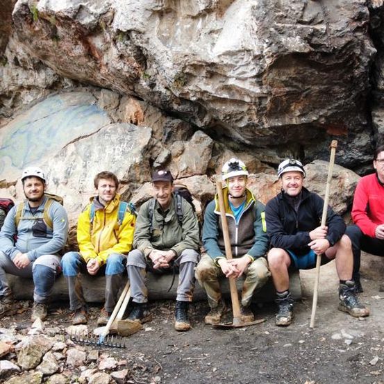 Bild enthält, Rock, Wilderness, Pants, Hiking, People, Photography, Portrait, Coat, Hat, Jacket