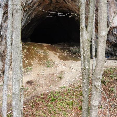 Bild enthält, Cave, Nature, Outdoors, Shelter, Person, Den, Helmet, Shoe, Tunnel, Water