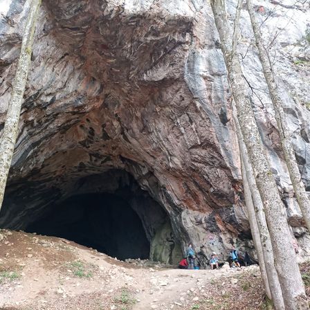 Bild enthält, Cave, Nature, Outdoors, Rock, Cove, Water, Wilderness, Person, Shelter, Vegetation