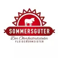 Das Logo von Sommersguter, einem Unternehmen, das für seine hochwertigen Fleischprodukte bekannt ist, zeigt eine Kuh in der Sonne mit Strahlen. Der Markenname ist in fetten, roten Buchstaben geschrieben.