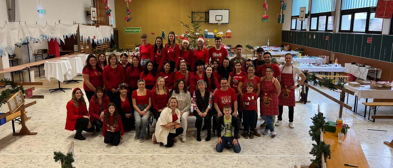 Bild enthält, People, Person, Indoors, Clothing, Footwear, Shoe, Hall, Face, Head