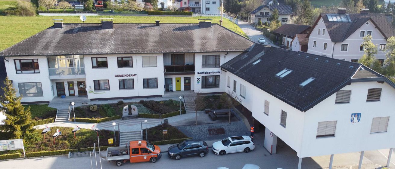 Bild enthält, Outdoors, Aerial View, Car, Vehicle, Bird, Truck, Housing, Person, House, Parking Lot