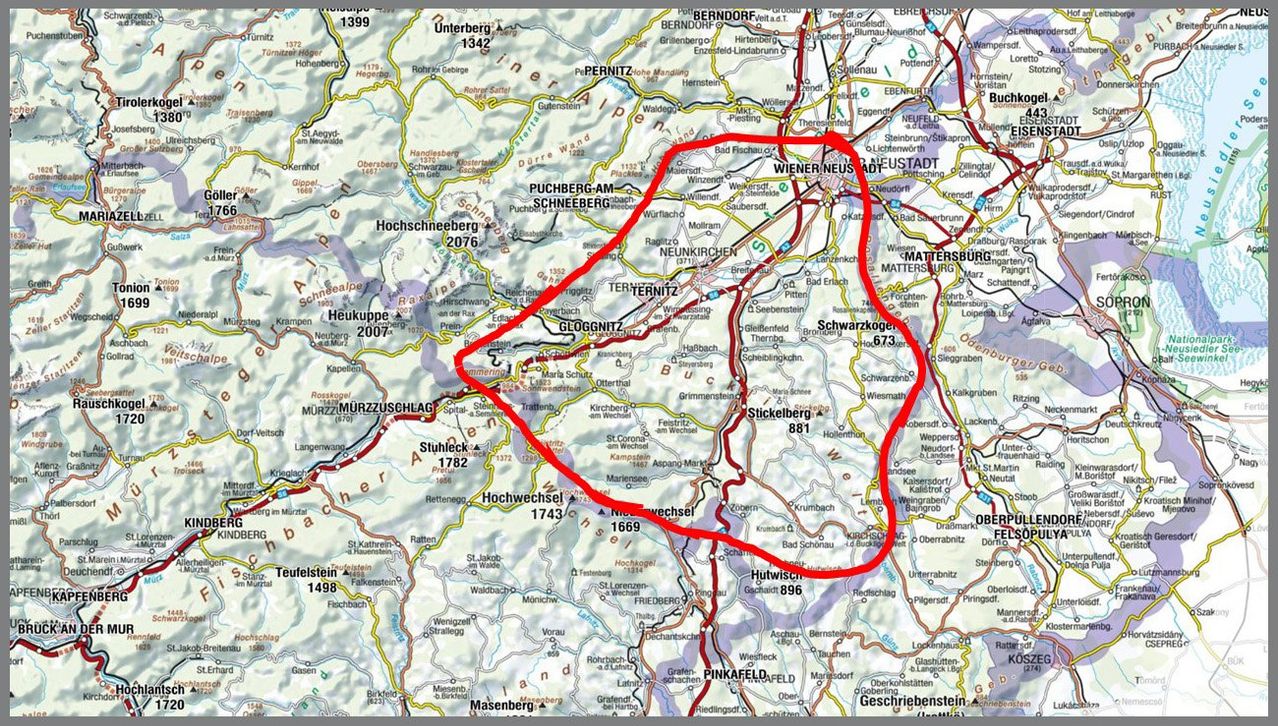 Eine Karte mit verschiedenen Orten und Höhenangaben. Ein roter Kreis hebt einen bestimmten Bereich hervor, möglicherweise als Fokus oder Merkmal. Namen von Bergen und Orten sind markiert.