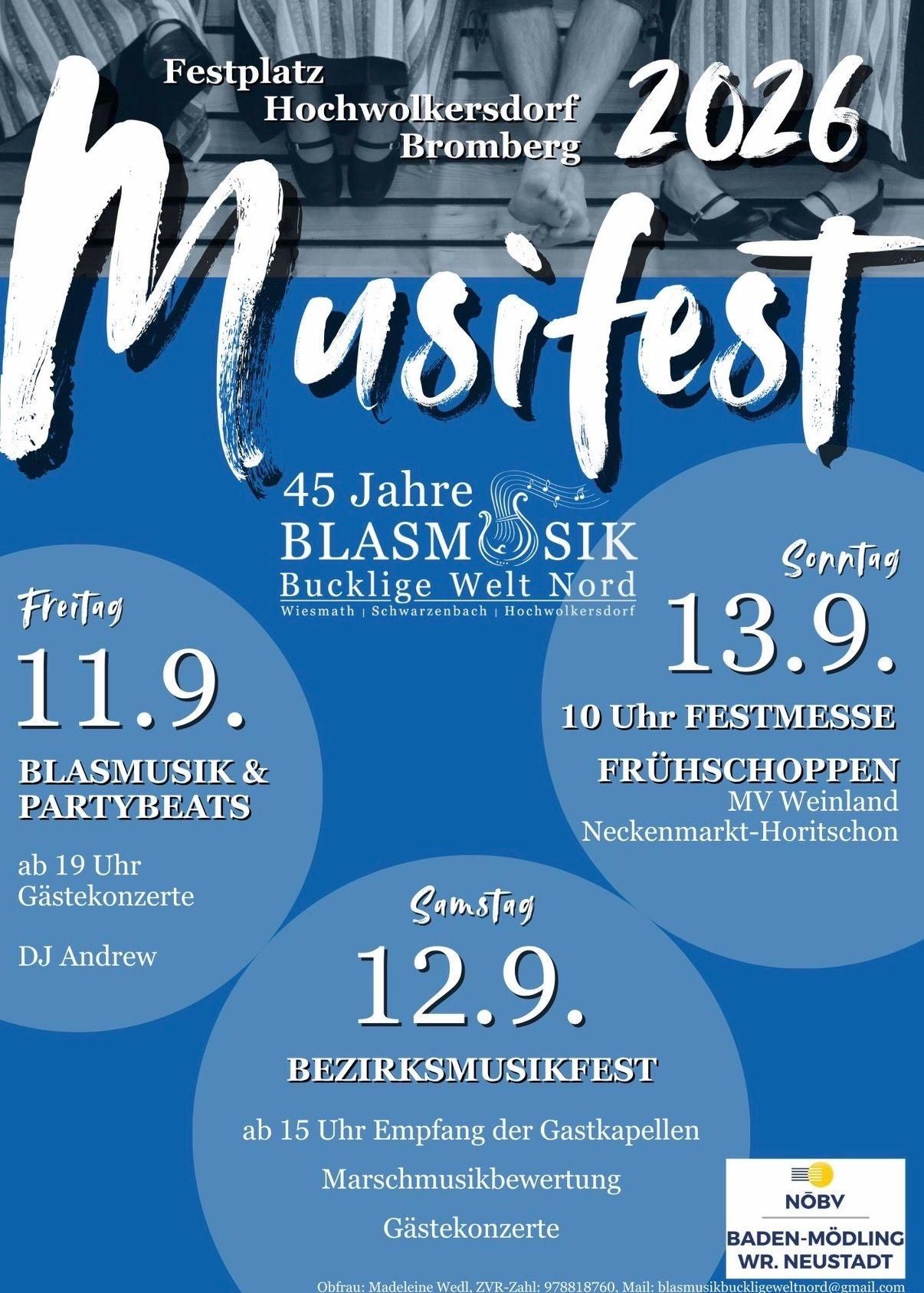 Das Musikfest-Plakat bewirbt eine Veranstaltung zum 45-jährigen Jubiläum von Blasmusik Sik. Es enthält einen Zeitplan mit Auftritten am 11., 12. und 13. September. Es bietet Live-Musik, Gastkonzerte und DJ Andrew.