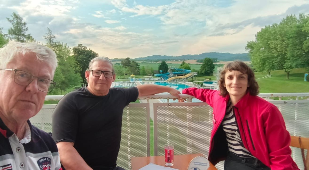 Bild enthält, Person, Photography, Portrait, Grass, Park, T-Shirt, Tree, Glasses, Adult, Man