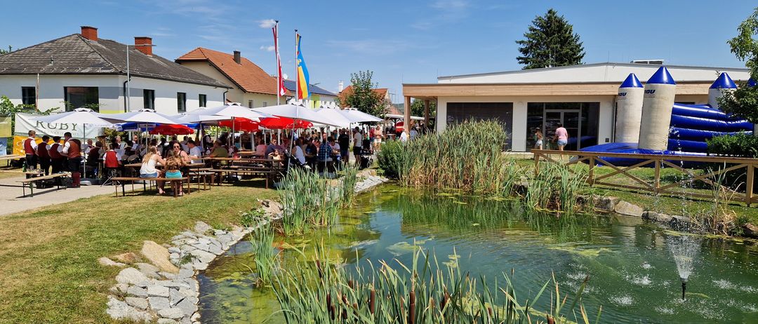 Bild enthält, Outdoors, Shelter, Nature, Pond, Scenery, Waterfront, Person, Hotel, Resort, Fir