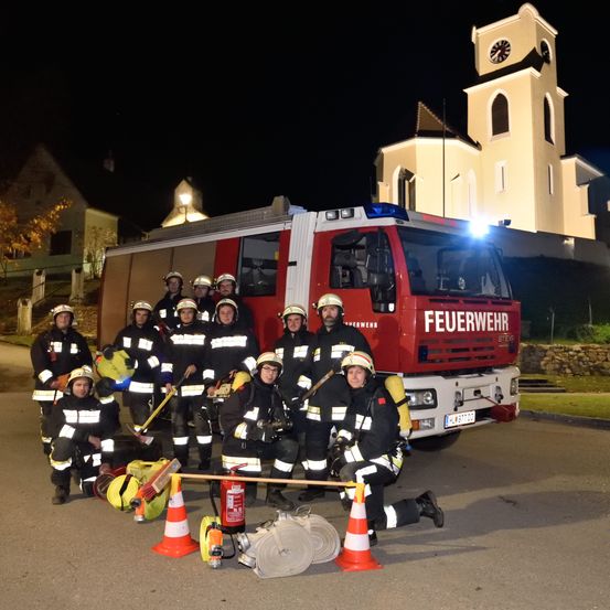 Bild enthält, Helmet, Shoe, Glove, Person, Car, Fire Truck, People, Field Hockey Stick, Basketball (Ball), Chair