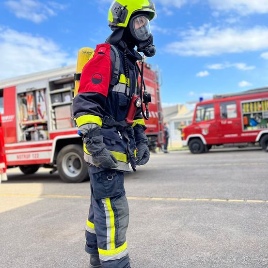 Bild enthält, Fireman, Person, Clothing, Glove, Adult, Male, Man, Bus, Vehicle