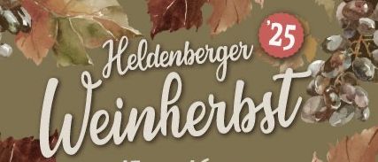 Plakat für das Heldenberger Weinherbst Weinfest. Termine sind 15.-16., 22.-23. und 29.-30. August. Orte sind Weinhaus Familie Holzreiter, Schlossallee Weingut Pfeiffer und Radetzky-Weingut Wichtl. Öffnungszeiten sind von 16 Uhr bis Mitternacht.