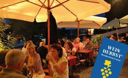 Bild enthält, Indoors, Restaurant, Cafe, Adult, Female, Person, Woman, Cafeteria, Bride, Urban