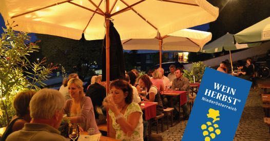 Bild enthält, Indoors, Restaurant, Cafe, Adult, Female, Person, Woman, Cafeteria, Bride, Urban