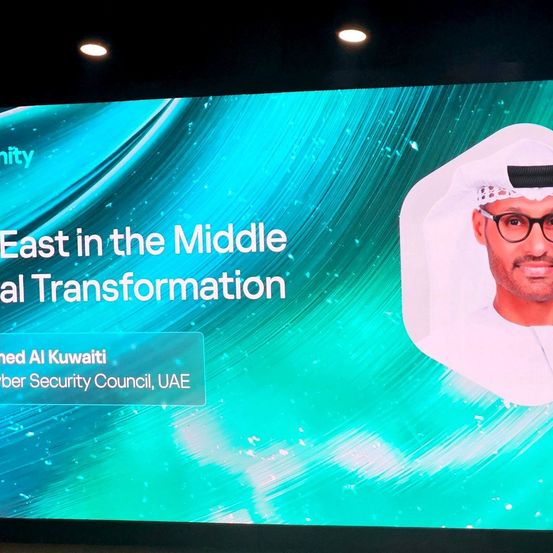 Eine Präsentationsfolie zeigt einen Mann namens Ahmed Al Kuwaiti vom Cyber Security Council, VAE, der über 'Ost in der Mitte: Digitale Transformation' spricht.
