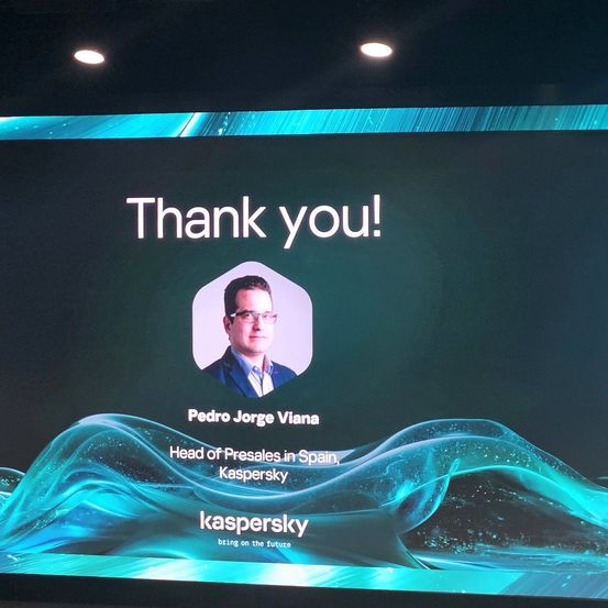 Ein Bildschirm zeigt eine Dankesnachricht mit Pedro Jorge Viana, Leiter der Presales bei Kaspersky in Spanien.
