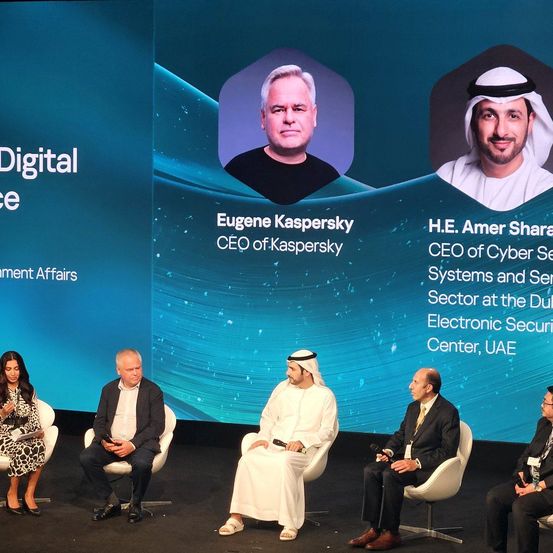 Eine Podiumsdiskussion über digitale Sicherheit mit Eugene Kaspersky, CEO von Kaspersky, und H.E. Amer Sharaf, CEO von Cyber Systems and Sector am Dubai Electronic Security Center, UAE.